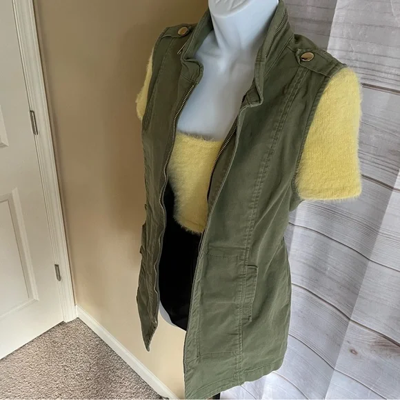 CAbi Explorer Vest Jacket NWOT - Picture 5 of 9